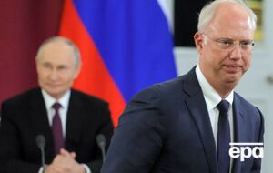 На коробках, которые привез Дмитриев, изображены лицо Путина и его цитаты