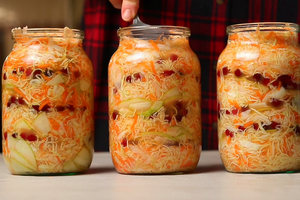 Готовую квашеную капусту нужно переставить в холодильник