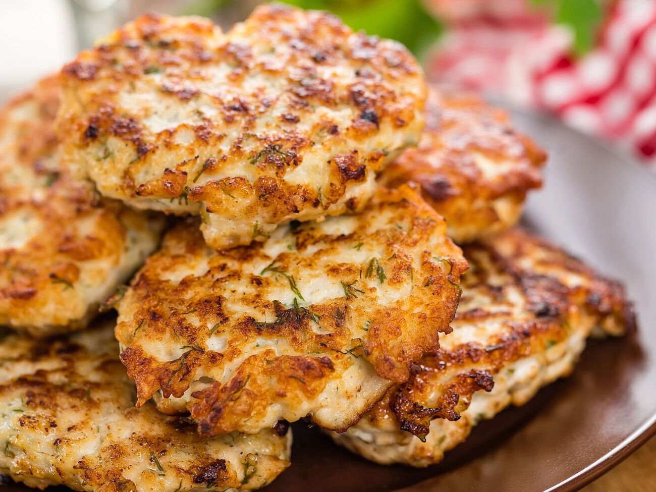 Для котлет вам понадобится 500 г куриного филе