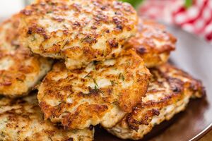 Для котлет вам понадобится 500 г куриного филе