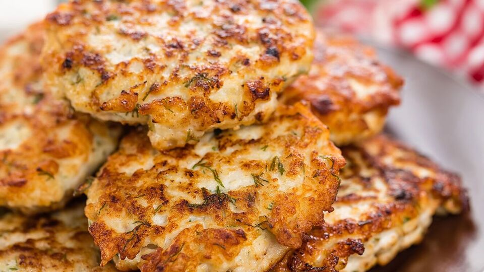 Для котлет вам понадобится 500 г куриного филе