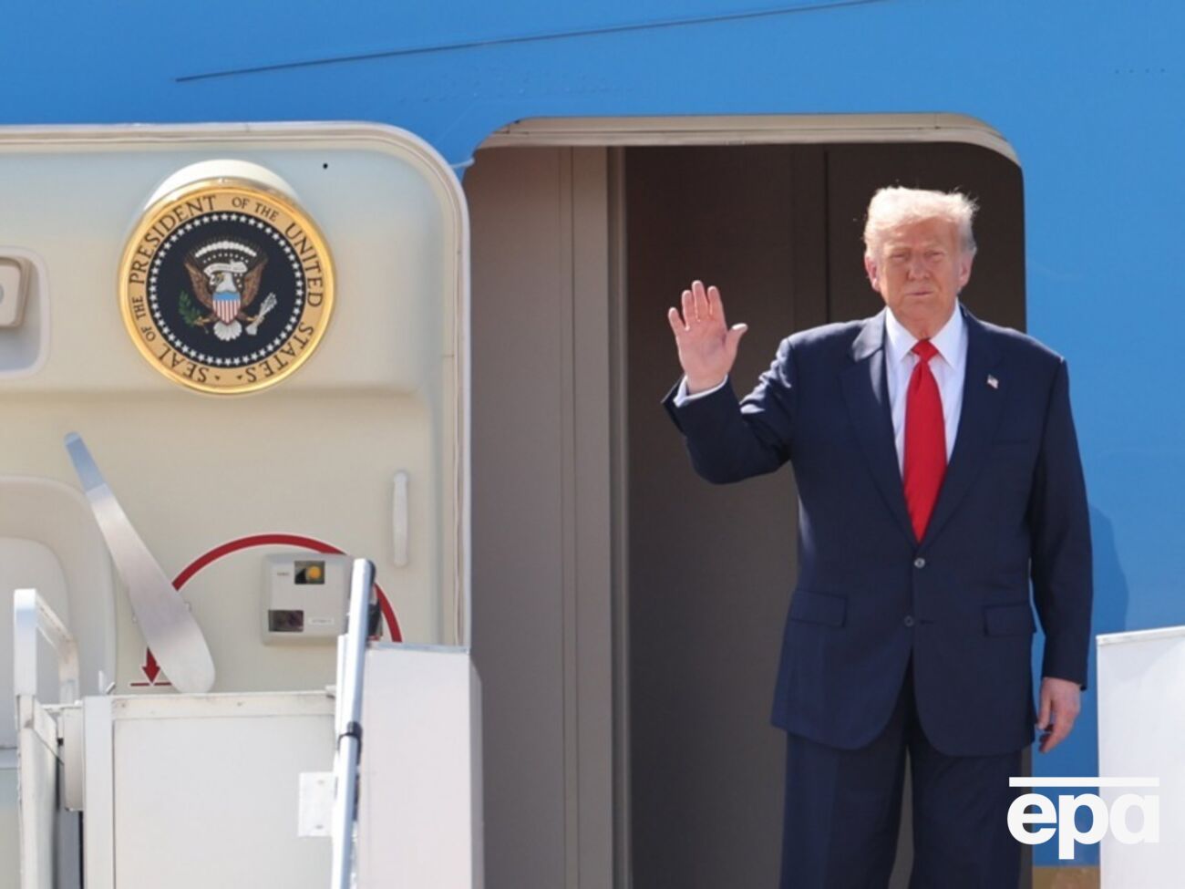 79-летний президент в международном аэропорту Куала-Лумпура "качал бедрами и размахивал кулаками под ритм барабанов", пишут журналисты