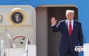 79-летний президент в международном аэропорту Куала-Лумпура "качал бедрами и размахивал кулаками под ритм барабанов", пишут журналисты