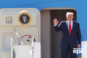 79-летний президент в международном аэропорту Куала-Лумпура "качал бедрами и размахивал кулаками под ритм барабанов", пишут журналисты