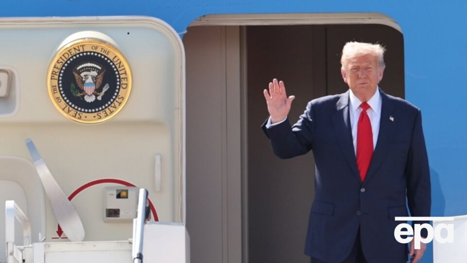 79-летний президент в международном аэропорту Куала-Лумпура "качал бедрами и размахивал кулаками под ритм барабанов", пишут журналисты