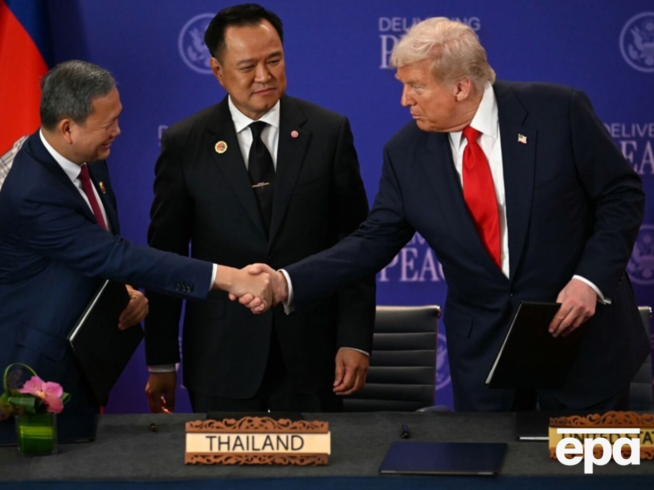Прем'єр-міністри Камбоджі й Таїланду висловили вдячність Трампу (на фото) за його підтримку й особисте втручання в переговори