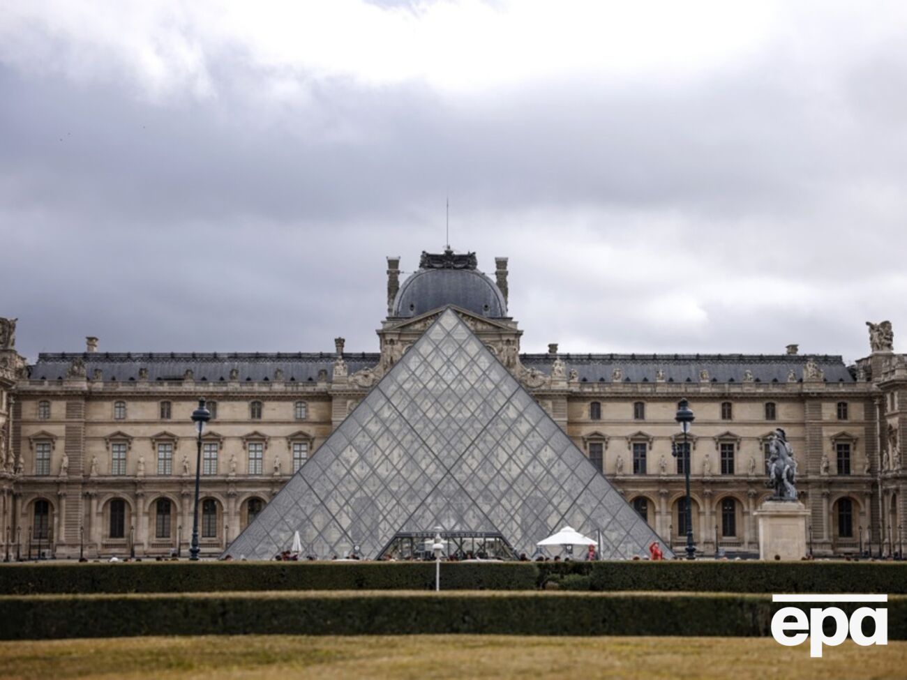 Підозрюваний у пограбуванні Лувру збирався вилетіти до Алжиру