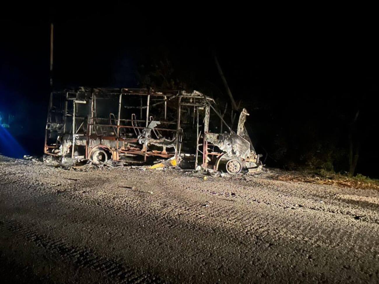 Мікроавтобус, який рухався в бік Сум, згорів ущент, розповіли в ОВА