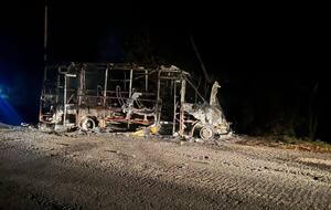 Мікроавтобус, який рухався в бік Сум, згорів ущент, розповіли в ОВА