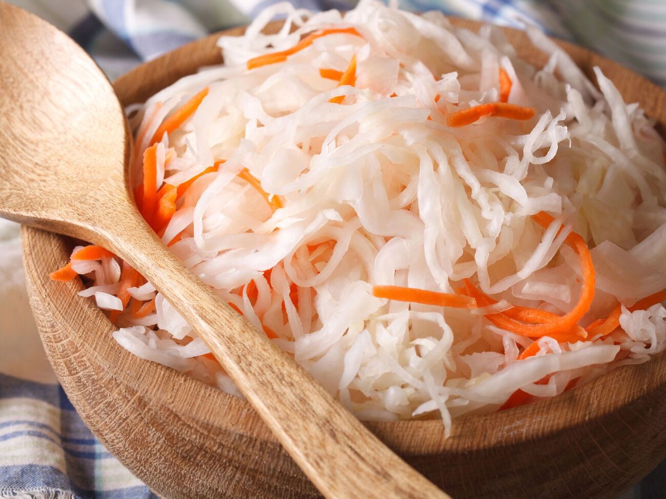 Если нашинкованную капусту сильно подавить, перемешивая с морковью и солью, она не будет хрустеть