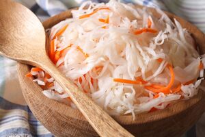 Если нашинкованную капусту сильно подавить, перемешивая с морковью и солью, она не будет хрустеть