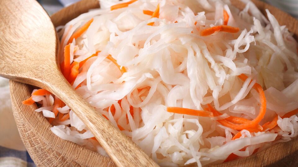 Якщо нашатковану капусту сильно притиснути, перемішуючи з морквою і сіллю, вона не хрумтітиме