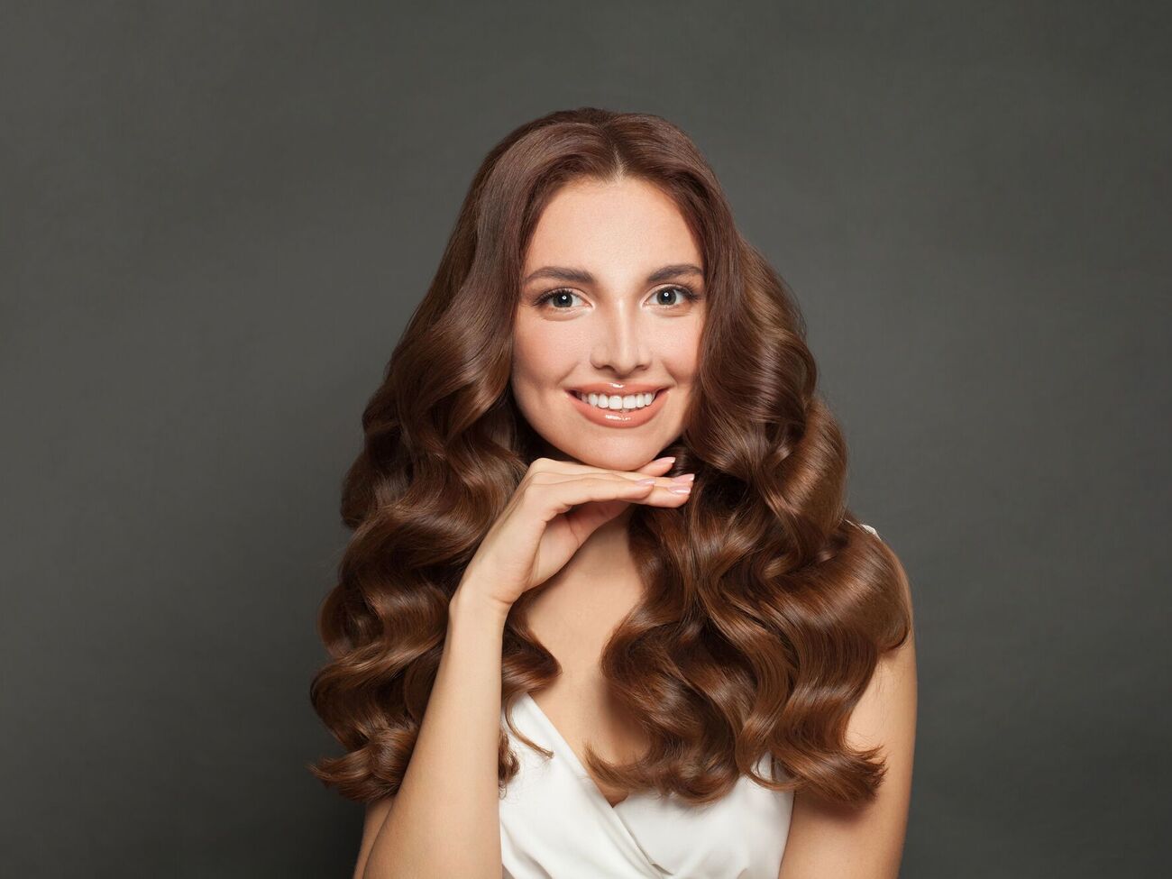 Чтобы прическа выглядела красиво и профессионально, завитки должны быть равномерными