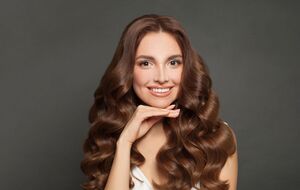 Чтобы прическа выглядела красиво и профессионально, завитки должны быть равномерными