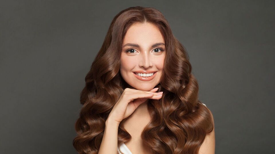 Чтобы прическа выглядела красиво и профессионально, завитки должны быть равномерными