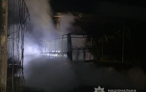 Мікроавтобус, атакований російським дроном, згорів ущент