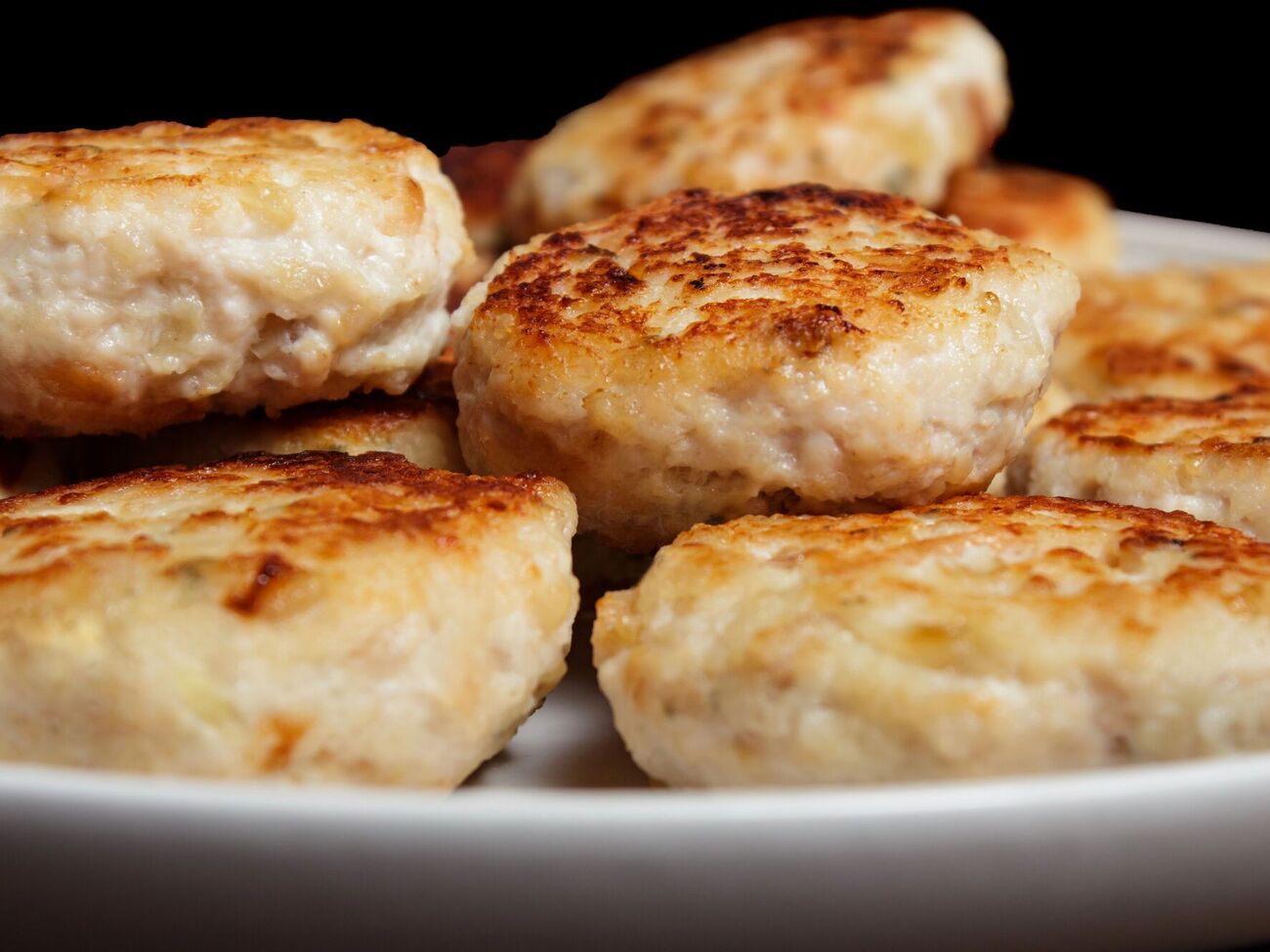 Обсмажте гречаники на олії з двох боків, а потім запікайте їх у духовці протягом 12 хвилин за температури 180 °С