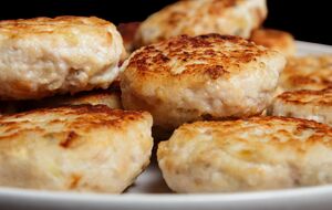 Обсмажте гречаники на олії з двох боків, а потім запікайте їх у духовці протягом 12 хвилин за температури 180 °С