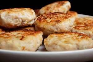 Обжарьте гречаники на растительном масле с двух сторон, а затем запеките их в духовке в течение 12 минут при 180 °С