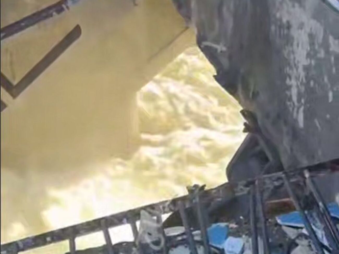 Повреждение дамбы сняли на видео