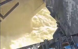 Пошкодження дамби зняли на відео