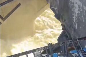 Повреждение дамбы сняли на видео