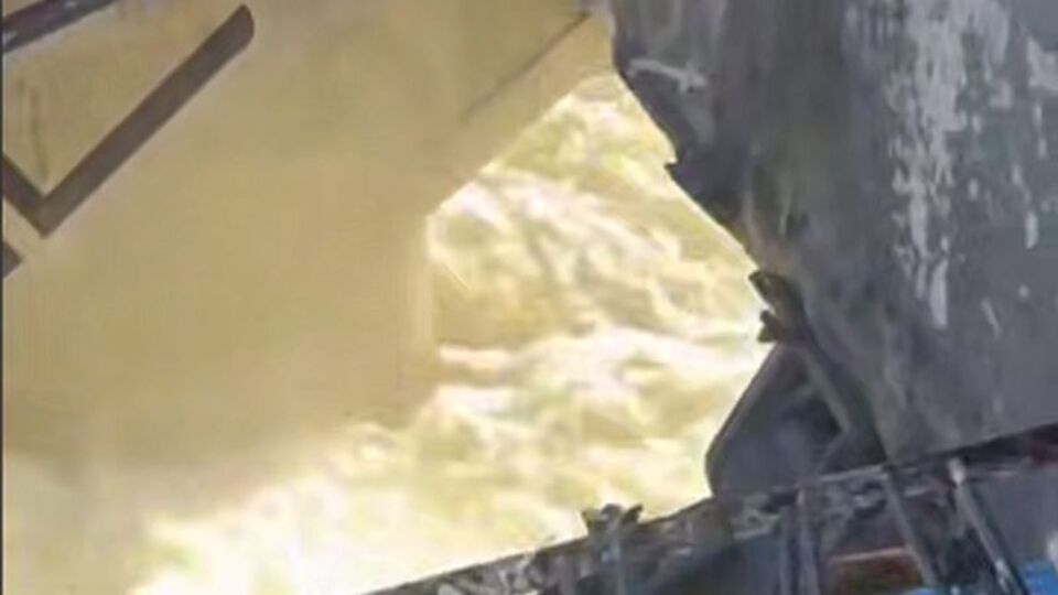 Пошкодження дамби зняли на відео