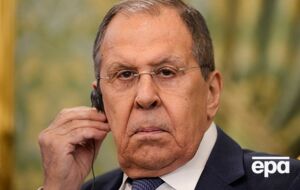 В меморандуме говорится, что Украина, отказавшаяся от ядерного оружия, "получит гарантии, которые ядерные державы дают неядерным государствам", рассказал Лавров