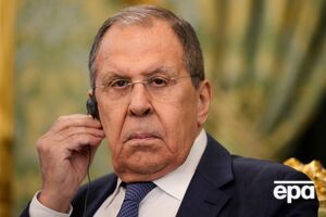 У меморандумі йдеться, що Україна, котра відмовилася від ядерної зброї, "дістає гарантії, які ядерні держави дають неядерним державам", розповів Лавров