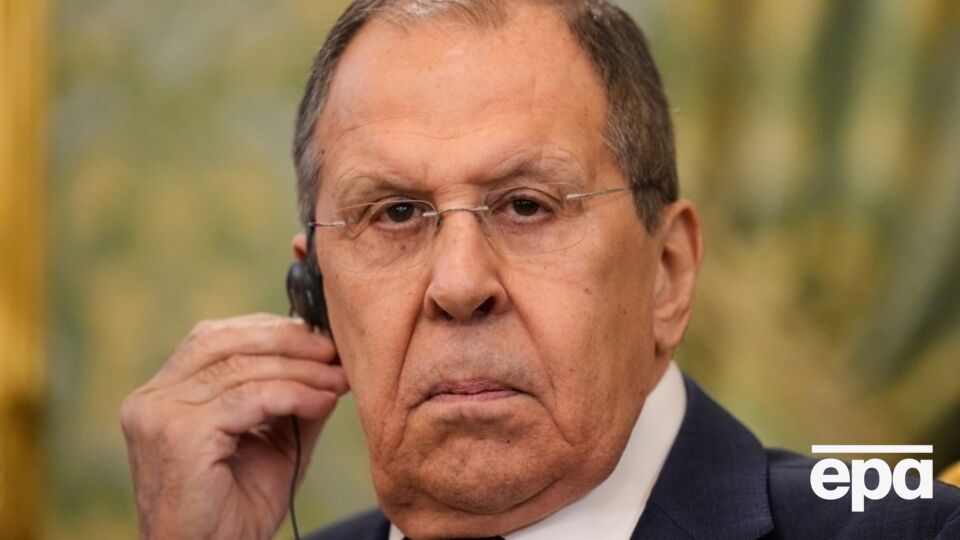 В меморандуме говорится, что Украина, отказавшаяся от ядерного оружия, "получит гарантии, которые ядерные державы дают неядерным государствам", рассказал Лавров