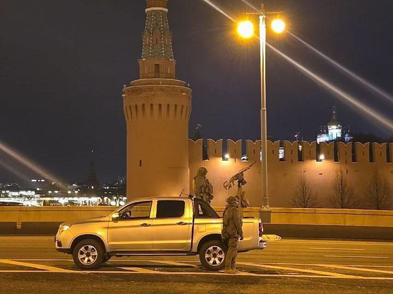 Подлинность фото мобильной группы ПВО возле Кремля не подтверждена, но о взрывах в Москве написал ряд медиа