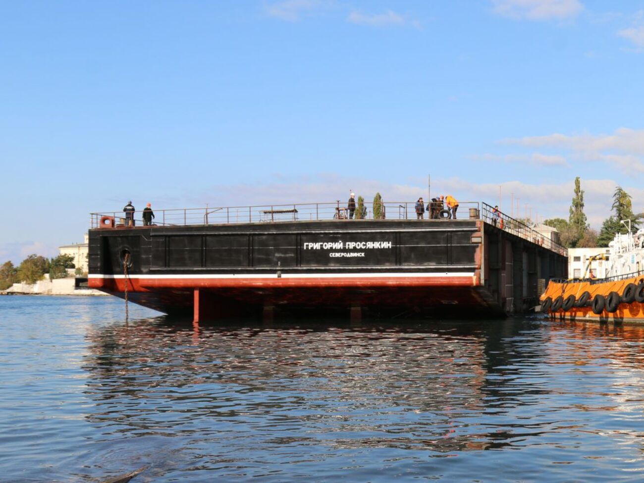 Авария произошла на плавучем кране "Григорий Просянкин"