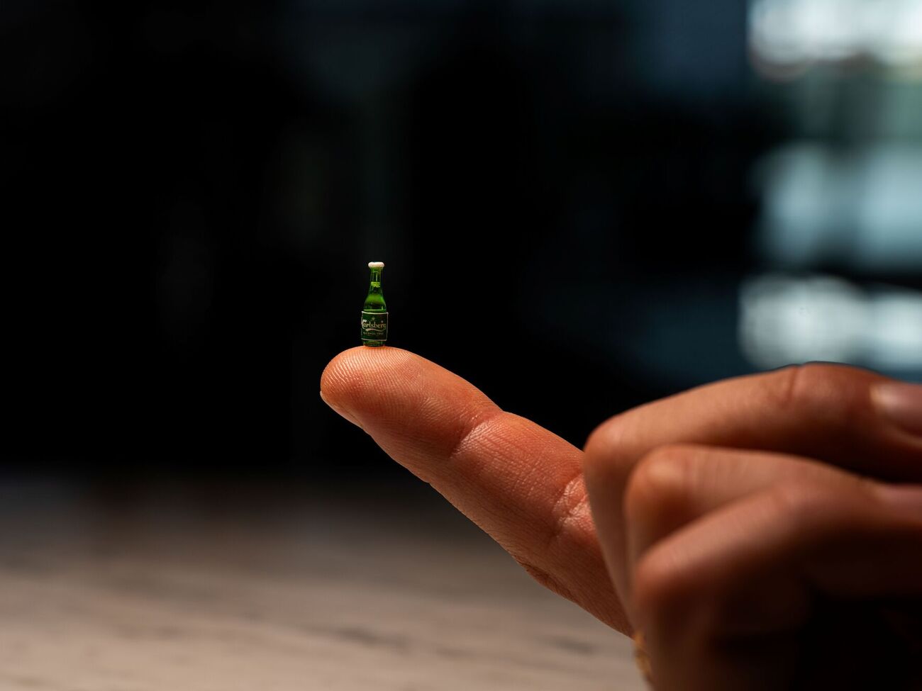 Самая маленькая в мире пивная бутылка выглядит так, будто ее сгенерировал искусственный интеллект