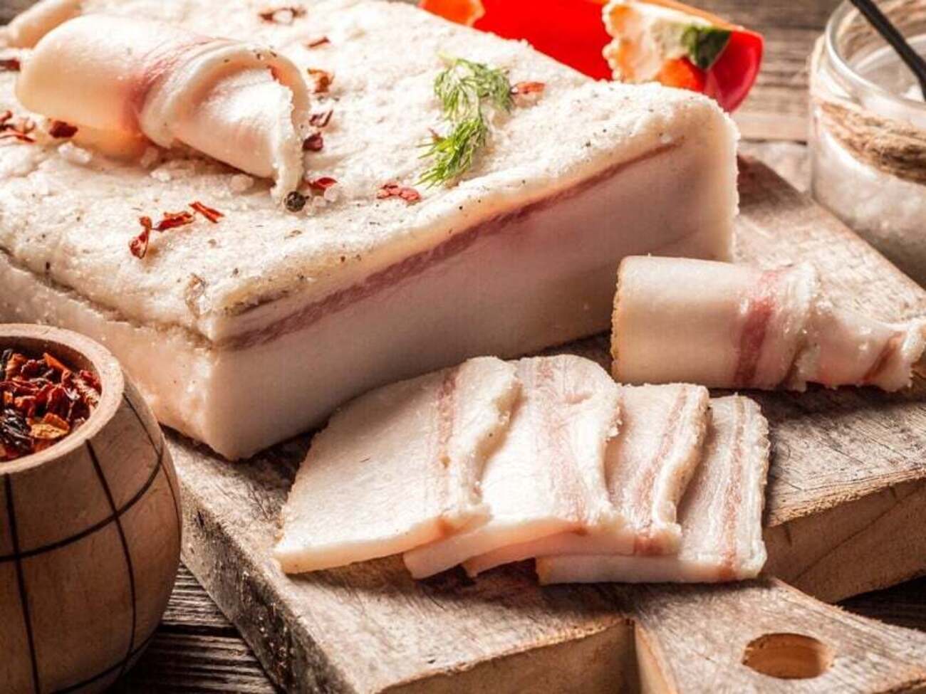 Из специй возьмите лавровые листья и орегано