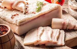 Из специй возьмите лавровые листья и орегано