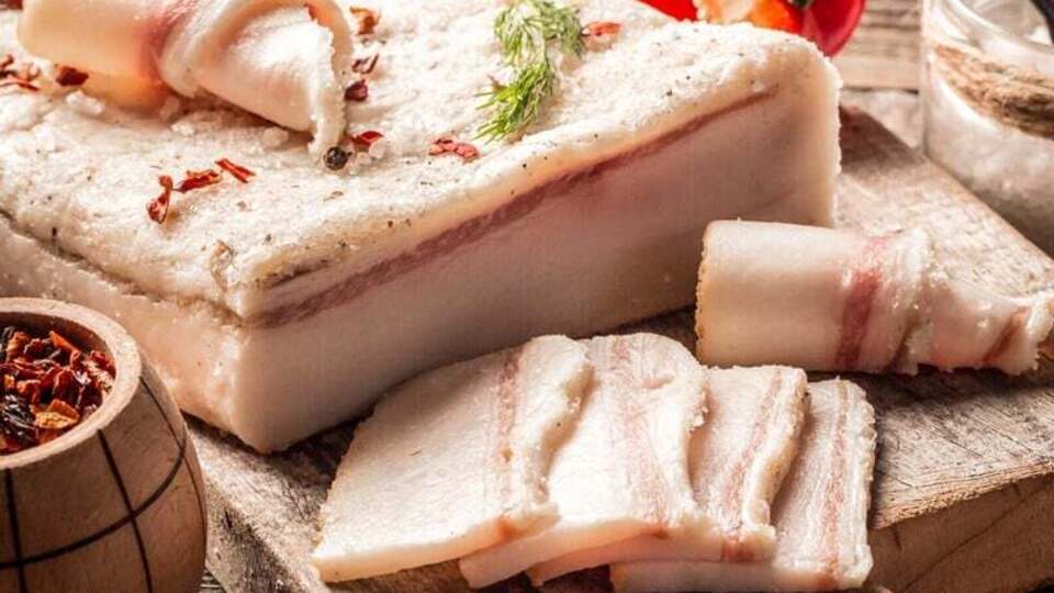 Из специй возьмите лавровые листья и орегано