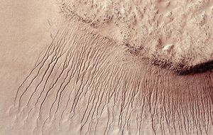 Ученые объяснили появление борозд в дюнах на Марсе