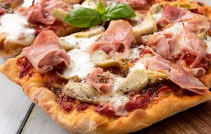 Пицца лучше всего смакует горячей