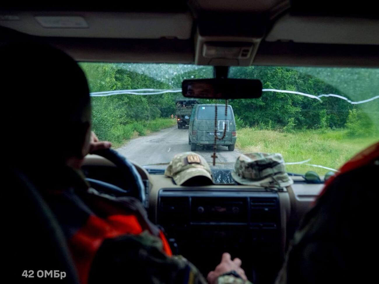 Дрон РФ ударив по військовій машині