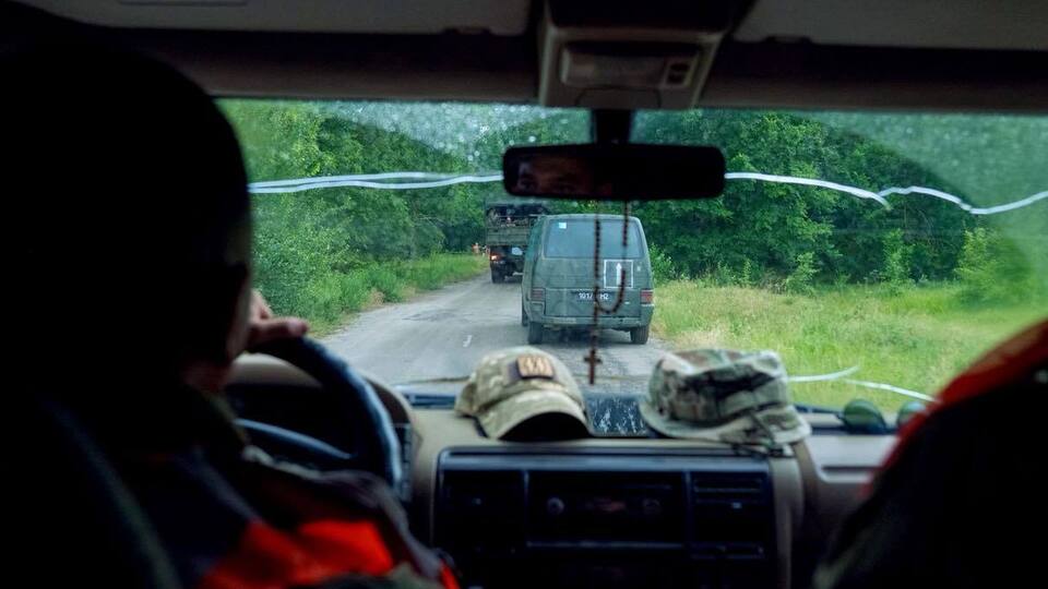 Дрон РФ ударил по военной машине