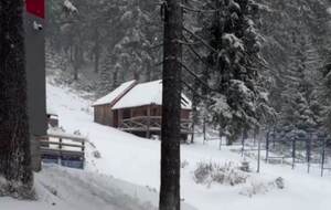 Автор видео из заснеженного Драгобрата советует готовить "лыжи, борды и санки", ведь "зима уже рядом"