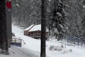 Автор відео із засніженого Драгобрату радить готувати "лижі, борди й санки", адже "зима вже поряд"