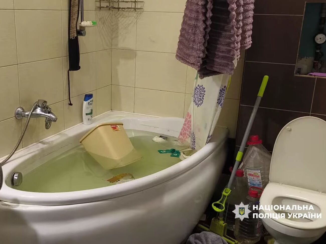 У квартирі стояла густа пара, а у ванній кімнаті було відкрито кран із гарячою водою