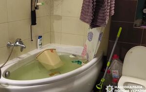 У квартирі стояла густа пара, а у ванній кімнаті було відкрито кран із гарячою водою