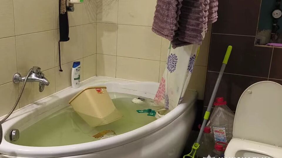 В квартире стоял густой пар, а в ванной комнате был открыт кран с горячей водой