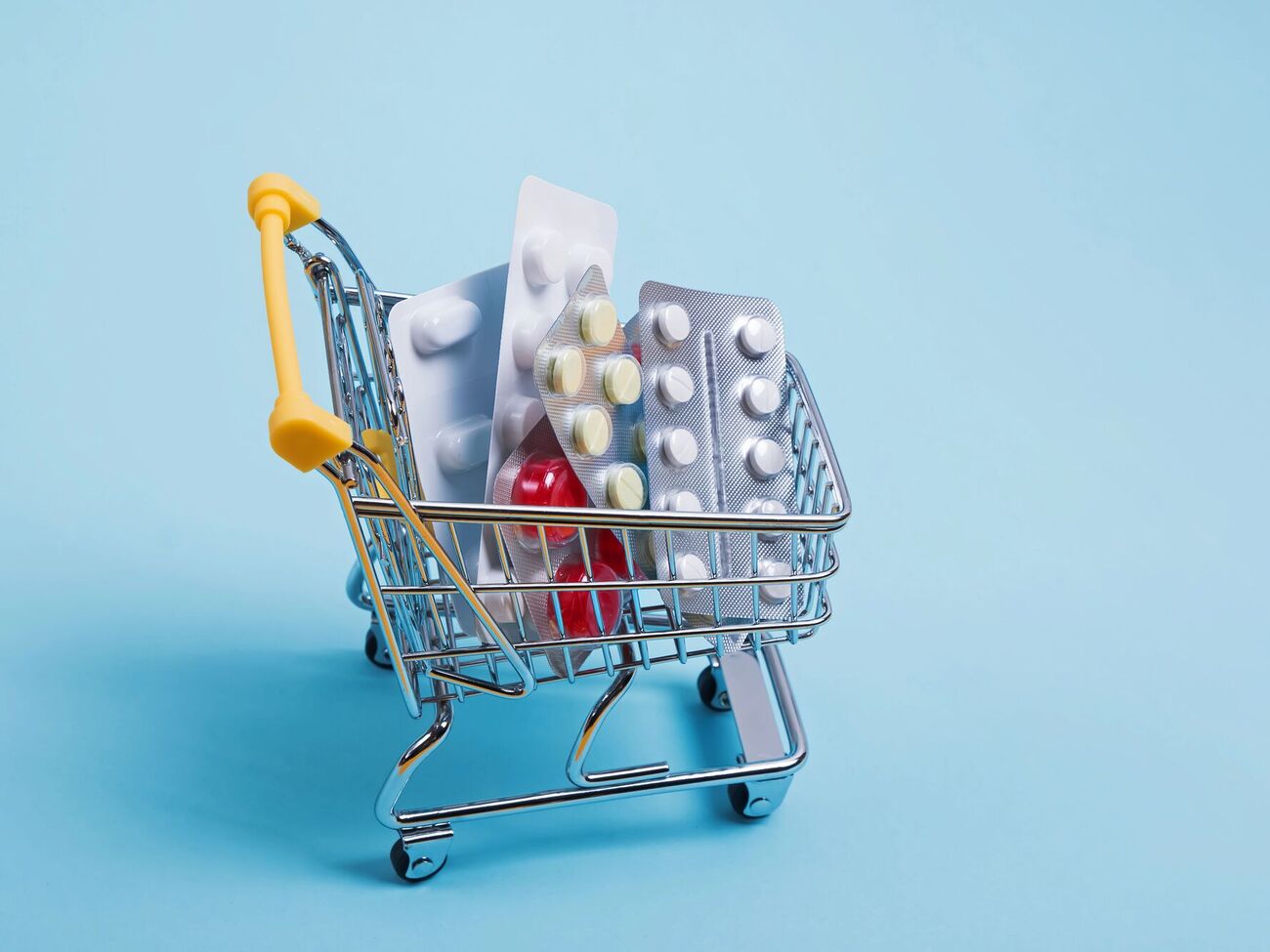 Заступник міністра охорони здоров'я припустив "перебої в тій чи іншій аптеці", але заперечив імовірність дефіциту ліків