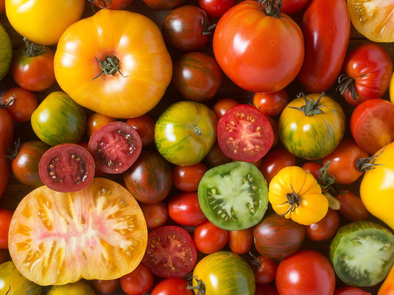 Для экономии усилий и времени можно закопать осенью целый помидор