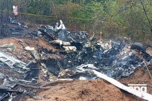 На месте авиакатастрофы остались обугленные обломки самолета