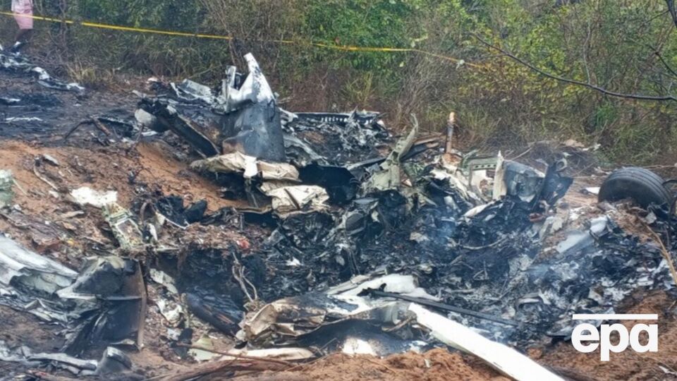 На місці авіакатастрофи залишилися обвуглені уламки літака