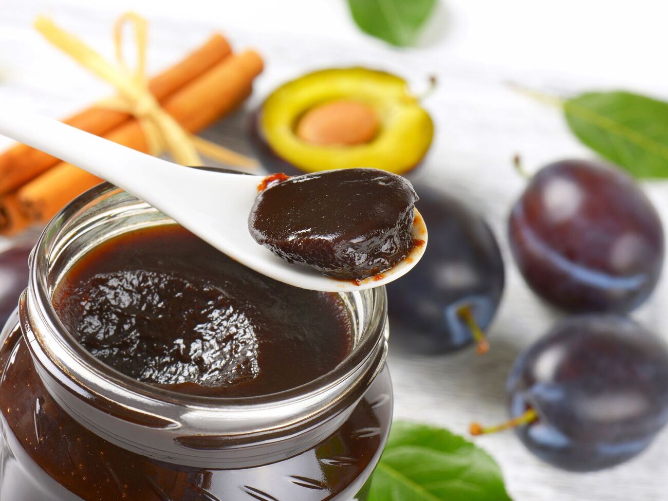 Соковита слива із шоколадом дає незвичне і смачне поєднання